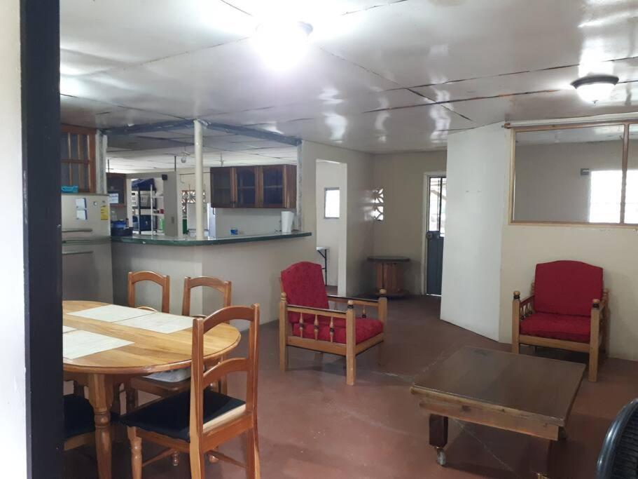 Gia'S Garage & Home For Bocas Travelers Almirante Экстерьер фото